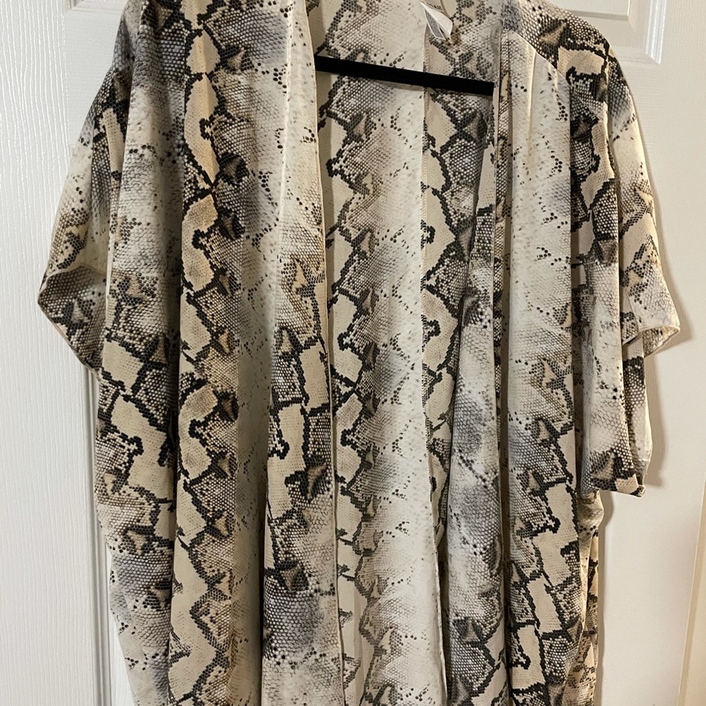 Short sleeve snakeskin print kimono